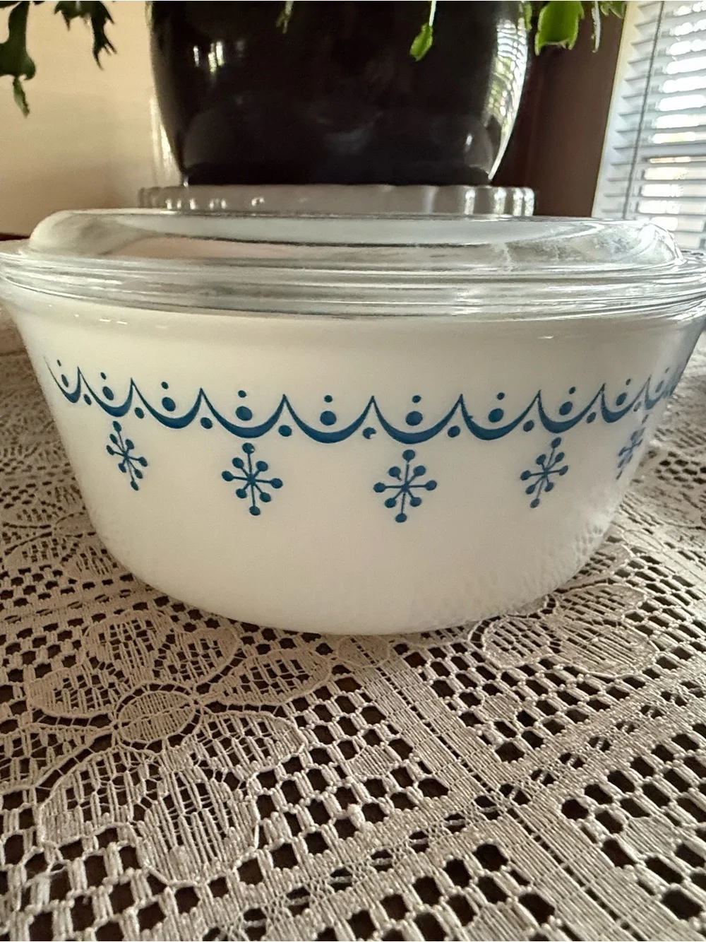EUC PYREX Snowflake Garland Set of 3 with lids included.